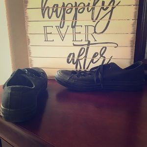 Converse All Black low top sneaker